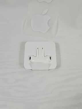 Apple Wired Earbuds in White